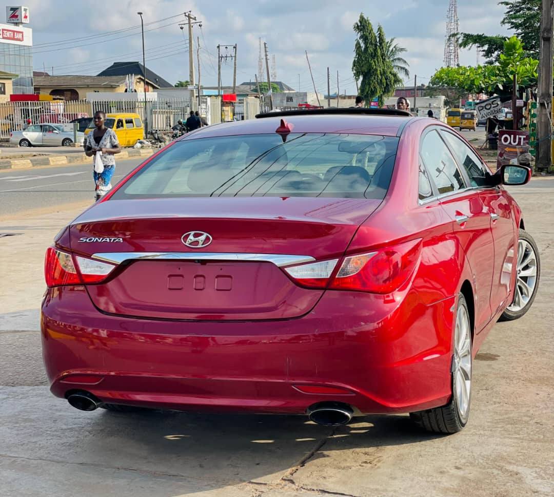 A picture of HYUNDAI SONATA SE 2013