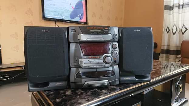 A picture of kimbia uchukue redio kwa bei kitonga 180 000 tu mziki