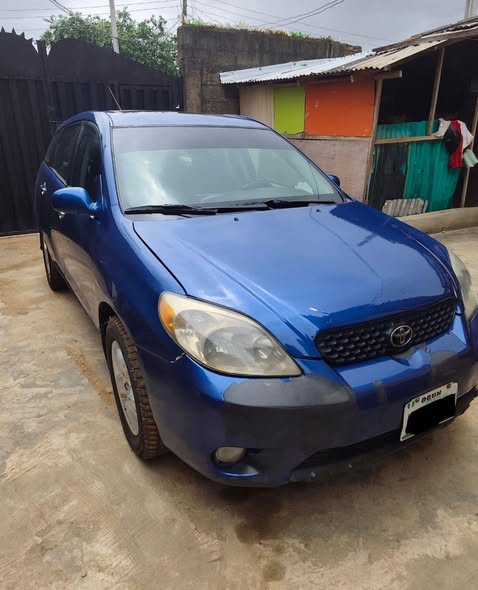 A picture of 2005 Toyota matrix