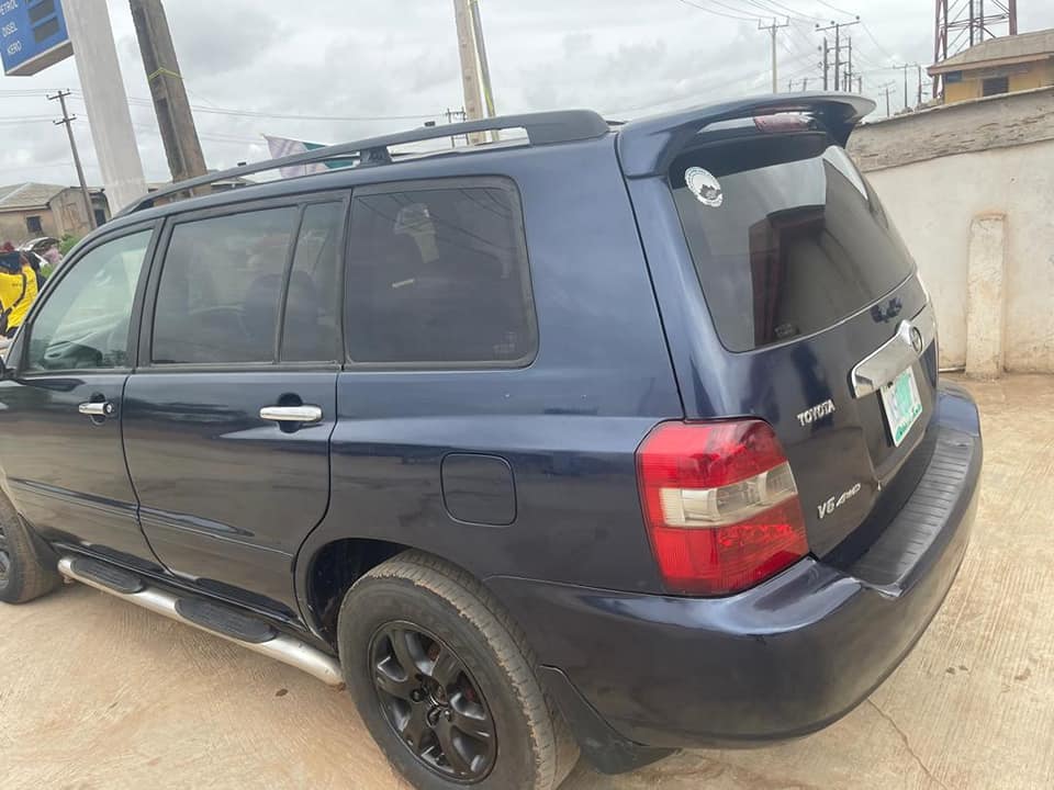 A picture of Toyota Highlander 04