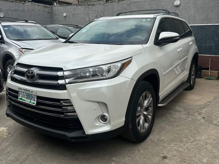 A picture of 2015 Toyota Highlander XLE registered thumbstart 3 rows of seats