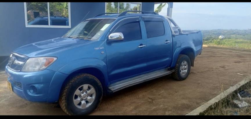 A picture of Hilux Vigo Engine 5L Ya mwaka 2006 Diesel Engine Full