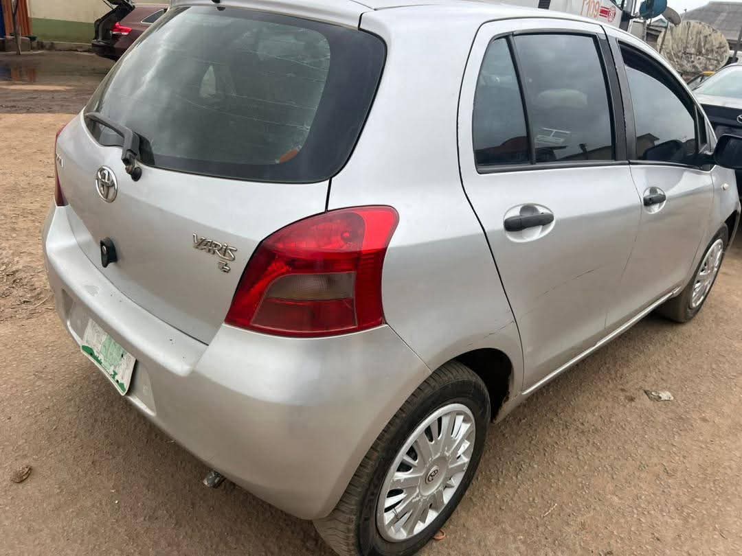 A picture of Toyota Yaris manual 2006