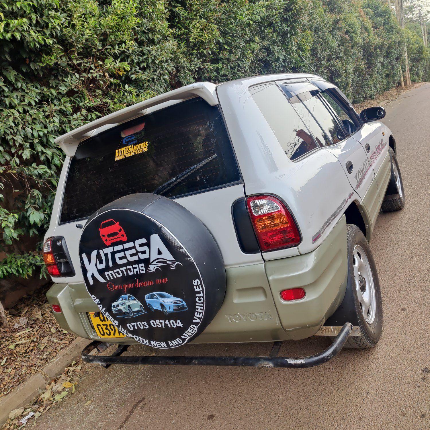 A picture of 2000 Toyota rv4