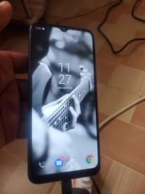 A picture of infinix bado iko poa ina kreki kwenye kioo nicheki kwa