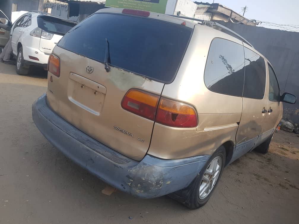 A picture of Toyota Sienna 2001
