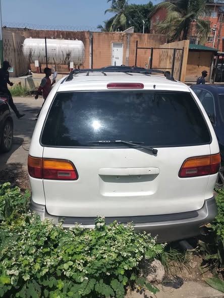 A picture of 2000 Toyota sienna clean Nigerian use Price 3 7m Location