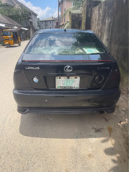 A picture of Lexus 200