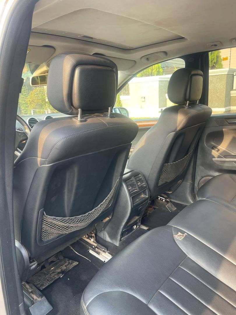A picture of 08 Mercedes BenzL350