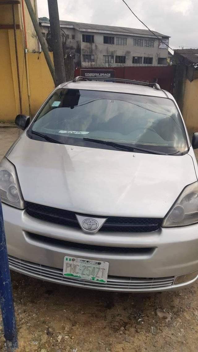 A picture of 2004 Toyota Sienna