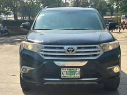 A picture of 2012 Model Toyota Highlander limited edition full option with reverse