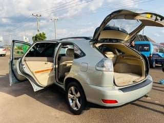 A picture of Lexus RX 330