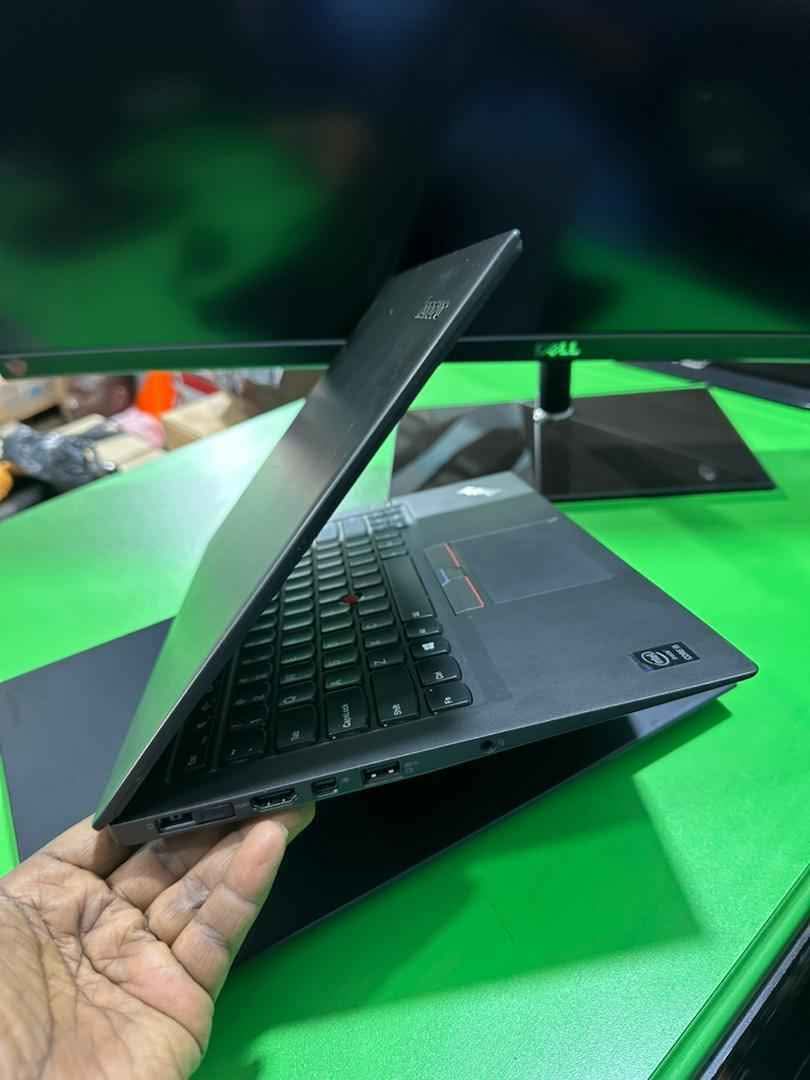 A picture of Lenovo X1 Carbon I5 5th generation