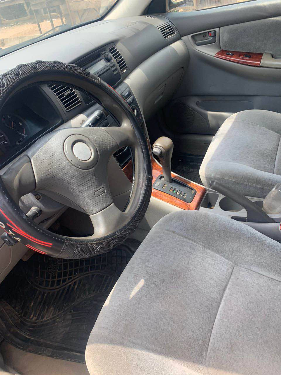 A picture of Toyota Corolla 04