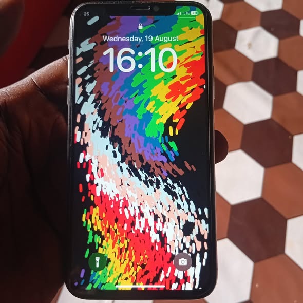 A picture of Iphone x 64 gig no fd