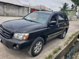 A picture of 2004 highlander slight top noise owner want to travel out