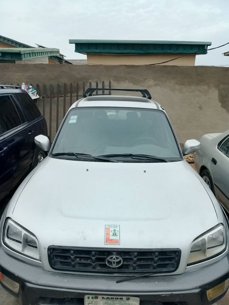 A picture of Toyota Rav4 2000 registered
