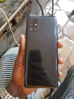 A picture of I only deal in used like new phones only