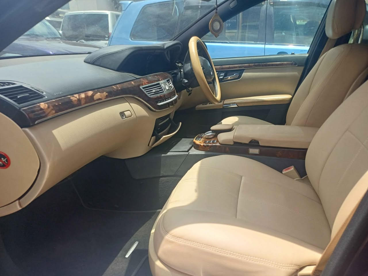 A picture of Benz 350