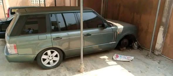 A picture of 2000 Range Rover 2000