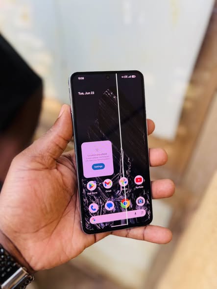 A picture of Good Pixel 8pro with a line onscreen fingerprint 128gb 12gbram
