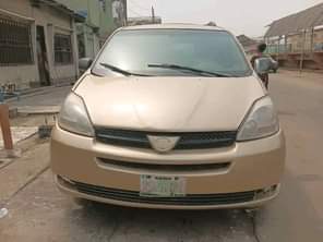 A picture of Toyota sienna 05 06 Engine and gear Ac chilling Body