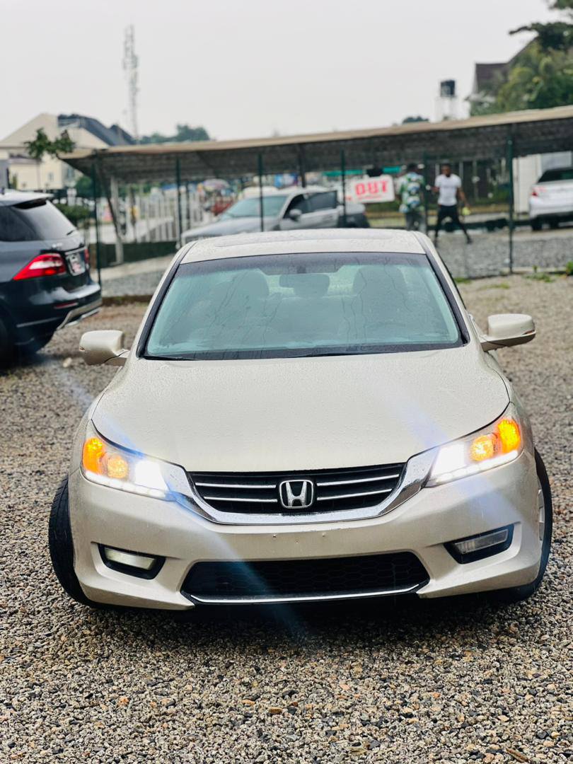 A picture of 2013 honda accord v4
