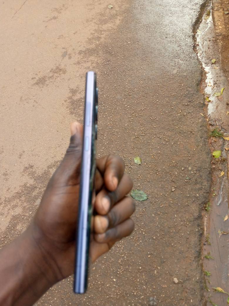 A picture of S22 ULTRA it doesn t power on needs some repairs