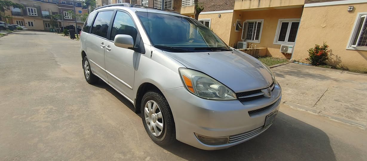 A picture of 2005 Toyota Sienna