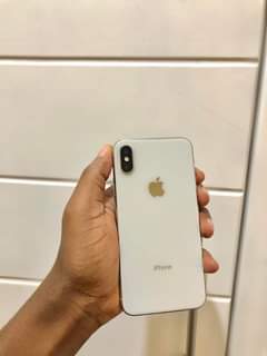 A picture of iphone X 256GB battery health 100