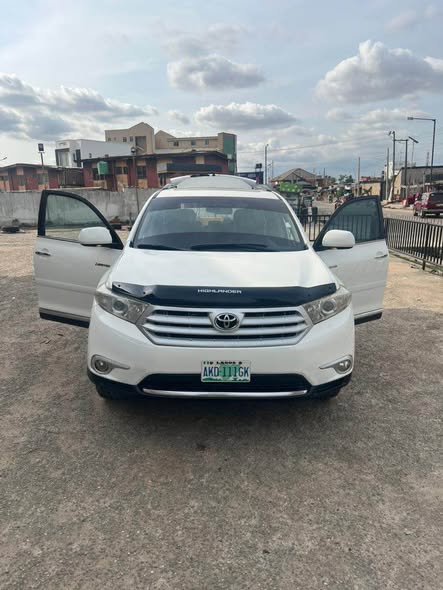 A picture of This morning deal 2013 Toyota highlander First user and first