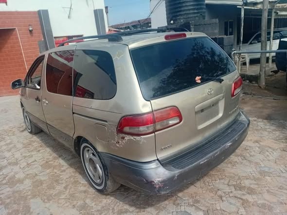 A picture of 2002 Toyota Sienna