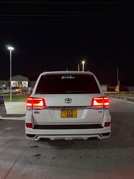 A picture of TOYOTA LC 200 YA MWAKA 2018 PETROLI NAMBA DS INAUZWA