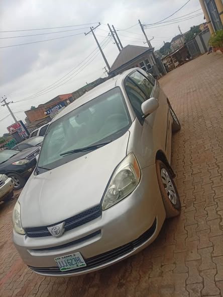 A picture of Toyota Sienna 05 for sale