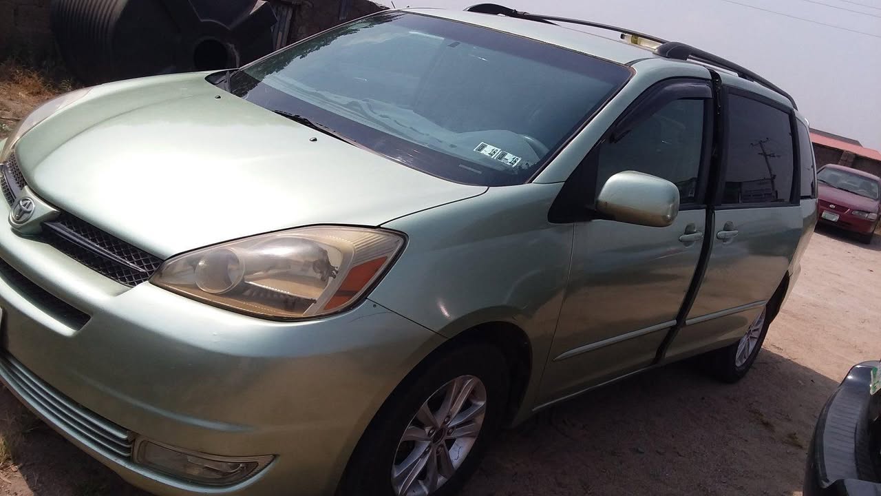 A picture of TOYOTA SIENNA 2005