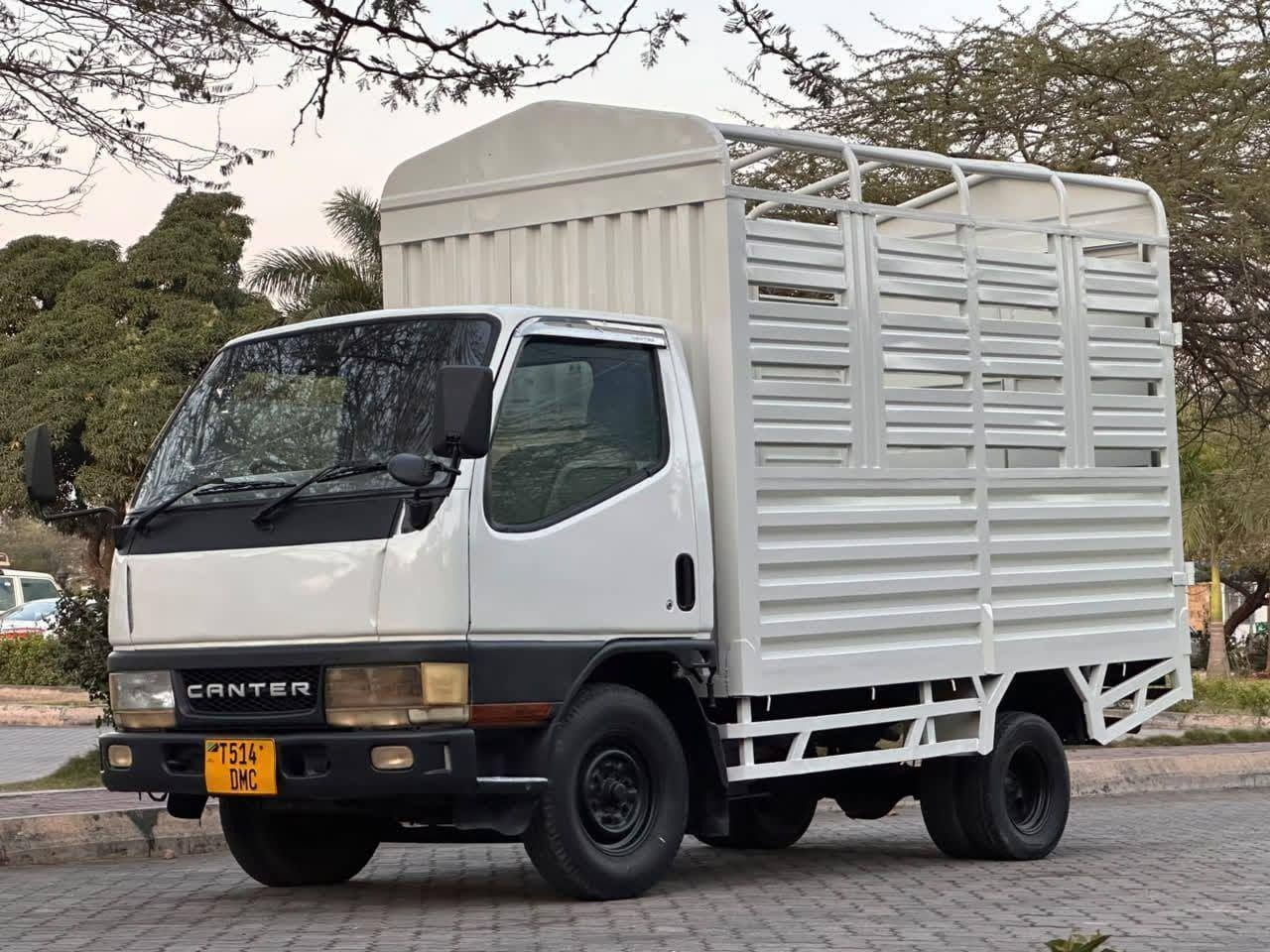 A picture of Mitsubishi canter Guts