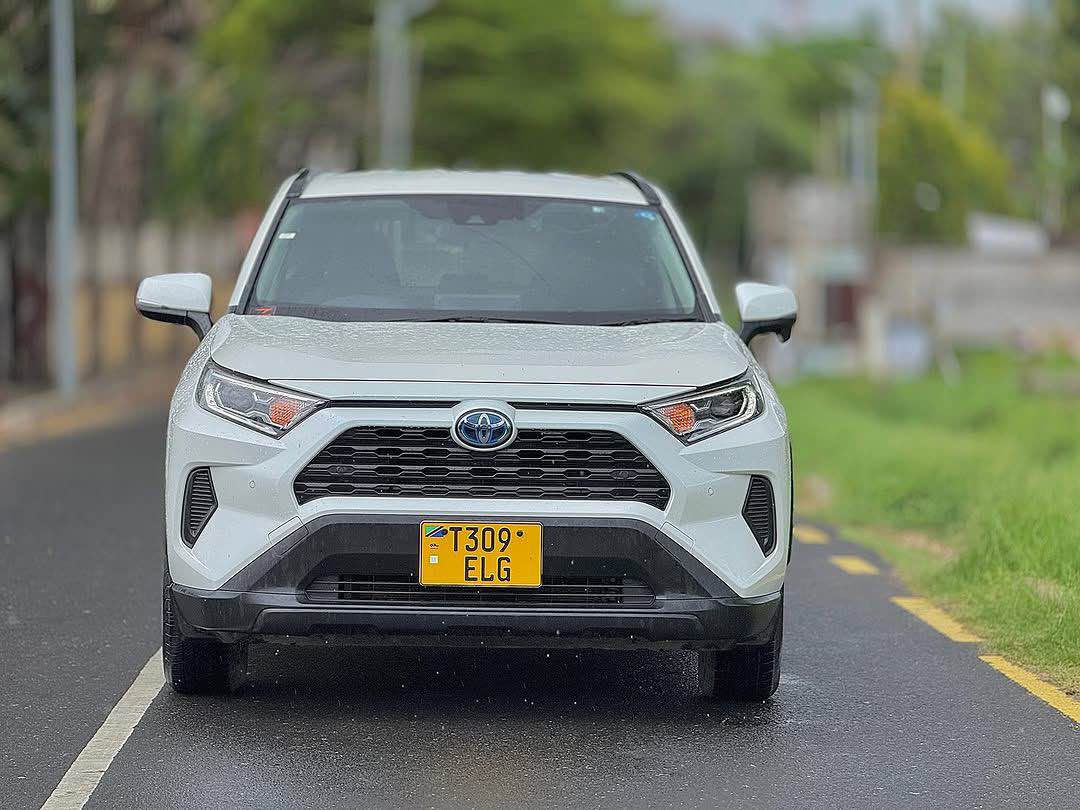 A picture of Toyota Rav4 year 2019 cc2400 Hybrid very clean price 77