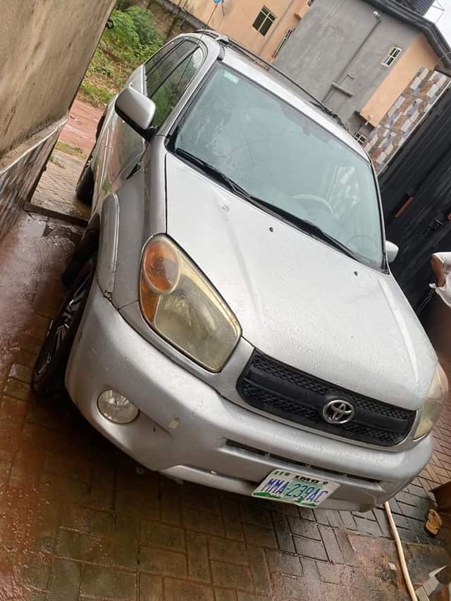 A picture of Toyota rav4 2005 model