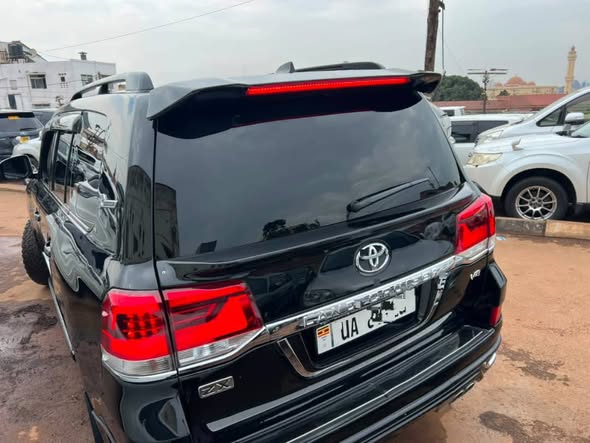 A picture of landcruiser v8