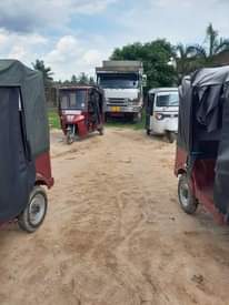 A picture of jamani hizi bajaj znauzwa bei rahisi nipigie 0676110110 zipo 10