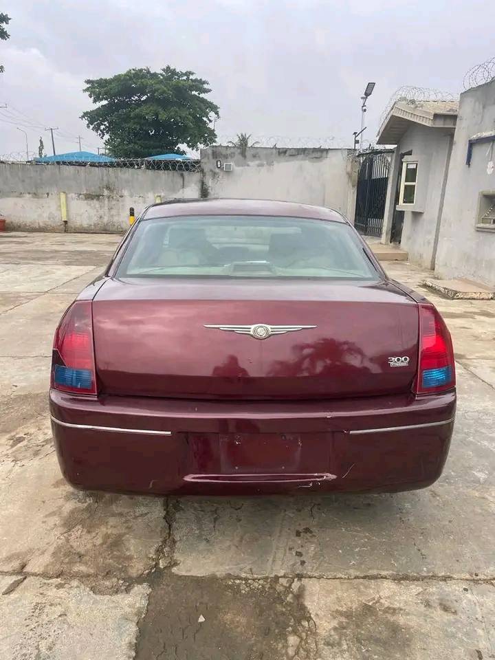 A picture of Chrysler Town 300