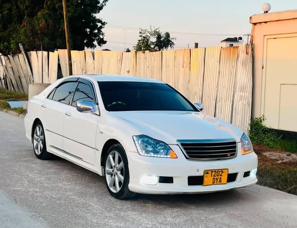 A picture of TOYOTA CROWN