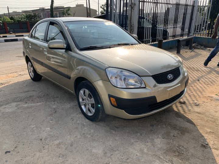 A picture of Gold Kia Rio for sell