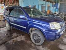 A picture of Nissan xtrail 2.0 2006 model driving perfectly full house big