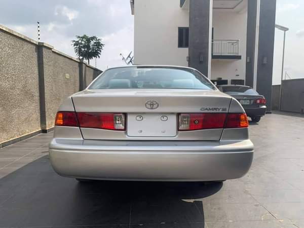 A picture of Neatly used 2001 Toyota Camry LE Sound engine and gear