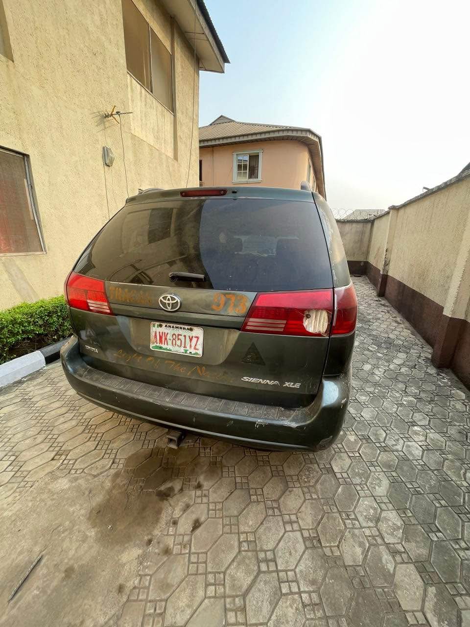 A picture of Toyota sienna 2005