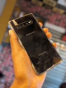 A picture of Samsung S10 plus