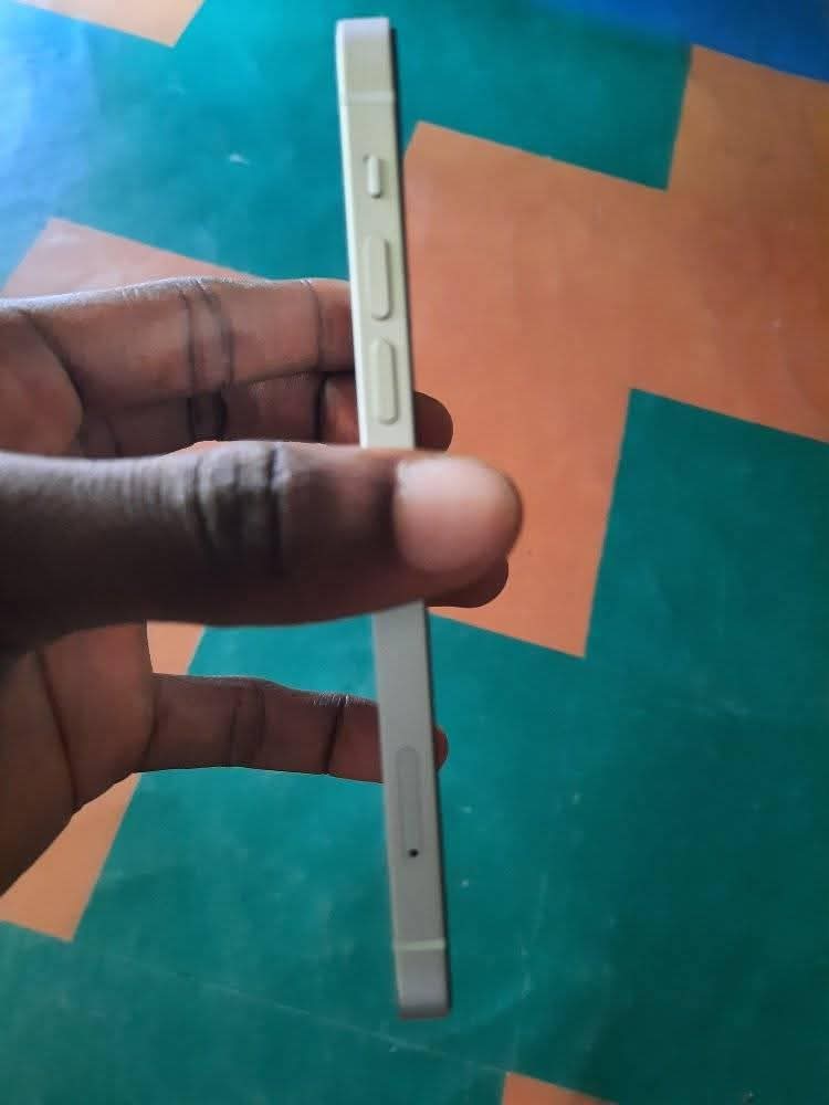 A picture of Iphone 12 128gb