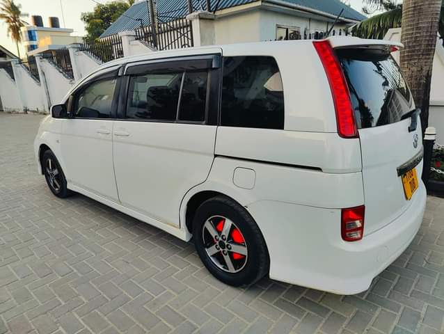A picture of Toyota isis plantana