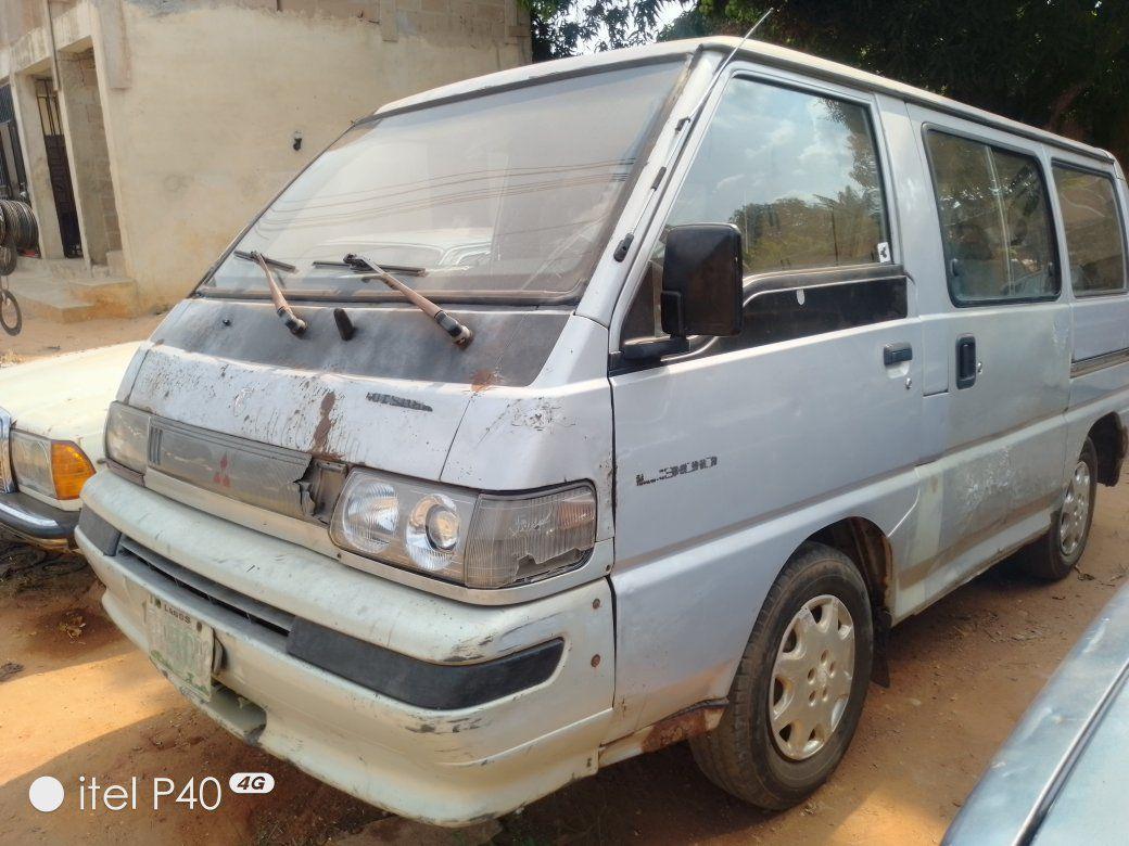 A picture of 2002 Mitsubishi l300